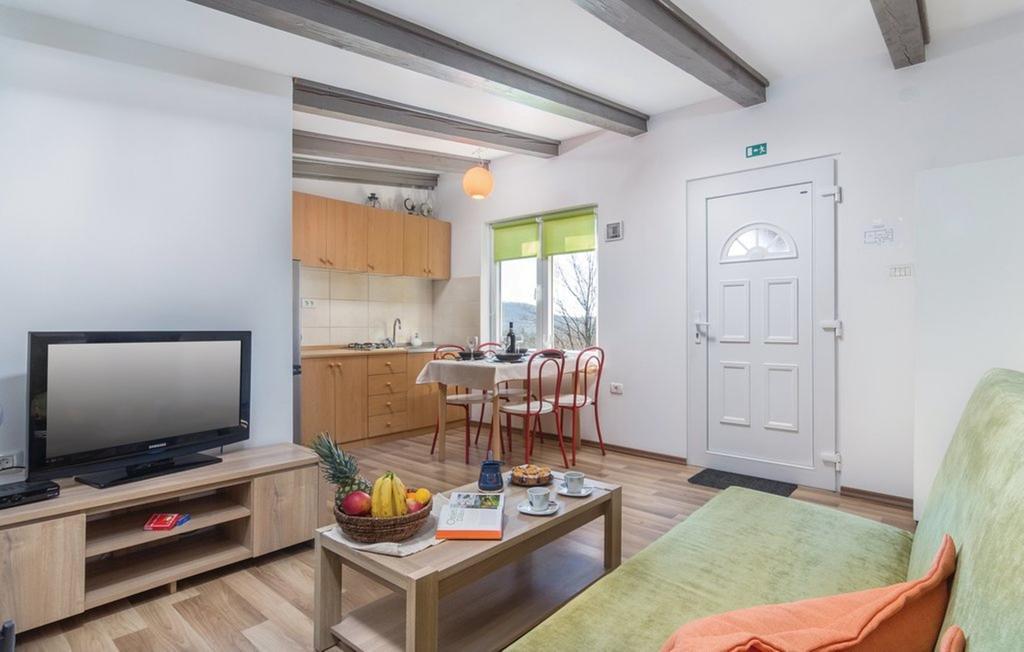 Vacation Home Latini Hum Экстерьер фото